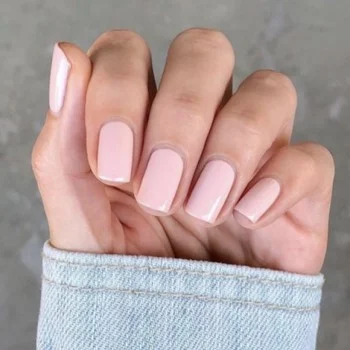 Love the shape of her nails, narrow and natural. #acrylicnailsrounds |  Squoval nails, Squoval acrylic nails, Nail shapes squoval