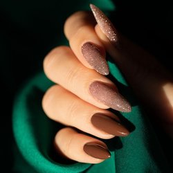 Modny manicure 2022 (brązowy)