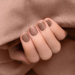 Manicure na krótkie paznokcie 2022 (nude)