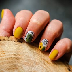 Mаникюр на короткие ногти 2022 (желтый с узорами)