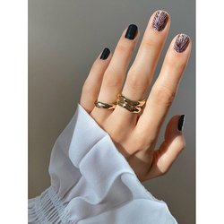 Manicure na krótkie paznokcie 2022 (czarny z wzorkami)