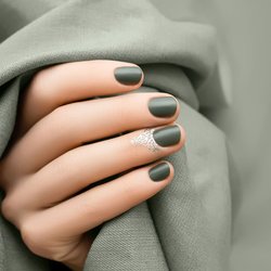 Manicure na krótkie paznokcie 2022 (zielony)