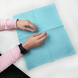 Papierowe podkładki pod manicure TUFI profi PREMIUM jednorazowe laminowane wodoodporne niebieskie 40x32 cm 50 szt (0104201) - Фото №2