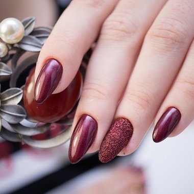 Zimowy manicure 2023-2024 (burgundia z brokatem)