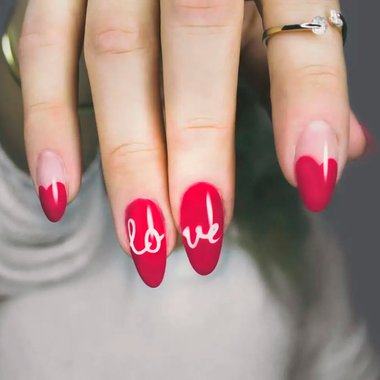 Manicure z napisami (Love)