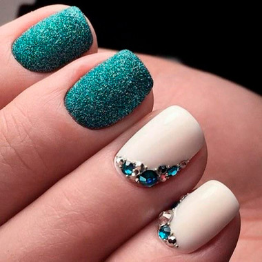 Zimowy Manicure 2025 (Powłoki Teksturowane)
