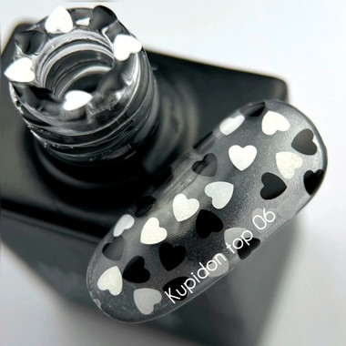 Top hybrydowy NAILSOFTHEDAY Kupidon top 06 z czarnymi i holograficznymi serduszkami bez lepkiej warstwy 10 ml - Фото №2