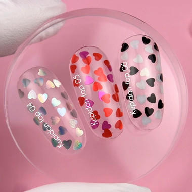 Top hybrydowy NAILSOFTHEDAY Kupidon top 06 z czarnymi i holograficznymi serduszkami bez lepkiej warstwy 10 ml - Фото №3