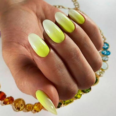 Fashionable Manicure 2025 (Yellow Gradient)