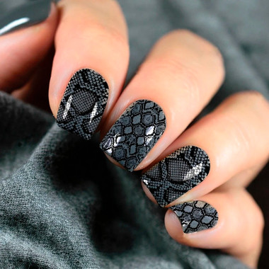 Fashionable Manicure 2025 (Snake Print)