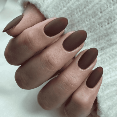 Owalny manicure (brązowy)