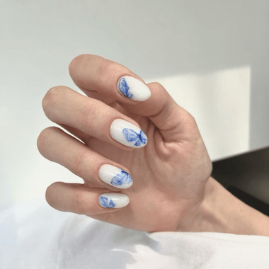 Owalny manicure (akwarelowy wzór)