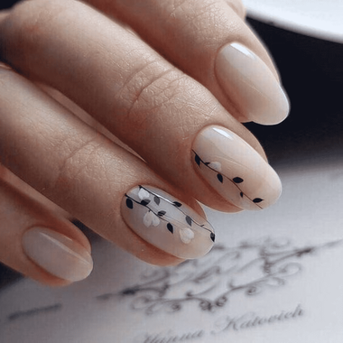 Owalny manicure (nude z wzorem)