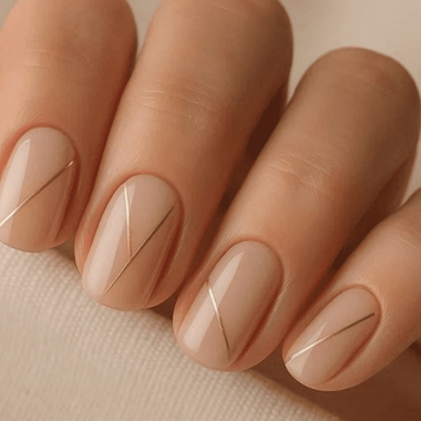 Beżowy manicure (ze złotymi liniami)