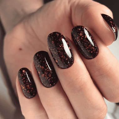 Ciemnoczerwony manicure (czarny z brokatem)