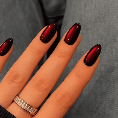 Ciemnoczerwony manicure (efekt kociego oka)