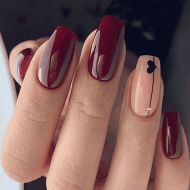 Ciemnoczerwony manicure (z wzorem)