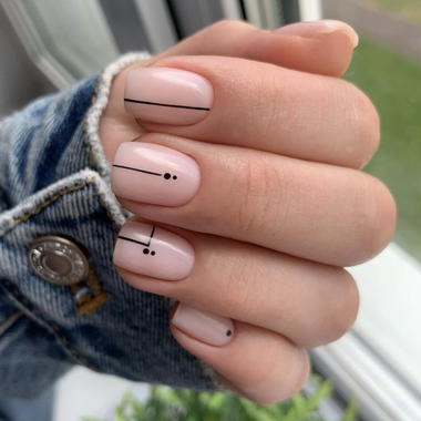 Geometric patterns on short nails