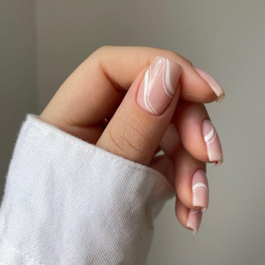 Minimalistyczny manicure z białymi liniami