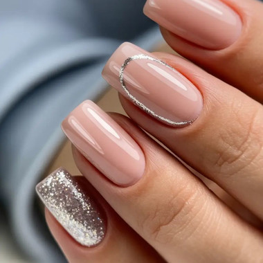 Nudowy manicure z błyszczącymi akcentami