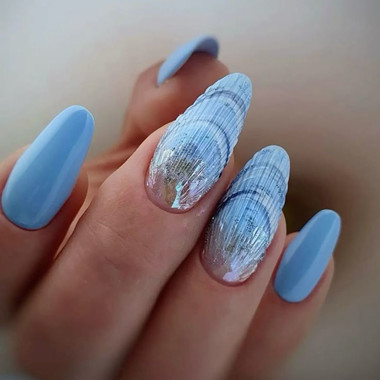 Blue manicure with seashell effect