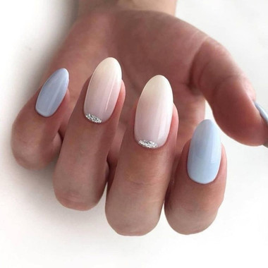 Pastelowy manicure z brokatem