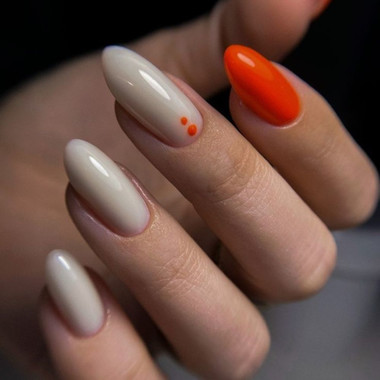 Mleczny manicure z wyraźnym akcentem