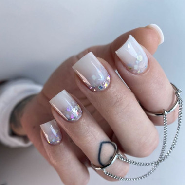 Mleczny manicure z brokatem