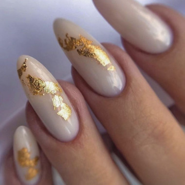 Mleczny manicure ze złotą folią