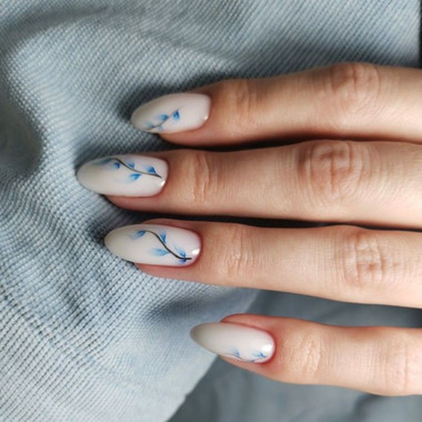 Manicure with blue branches