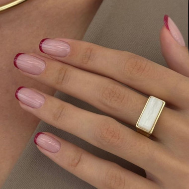 Jesienny manicure francuski w odcieniach wina