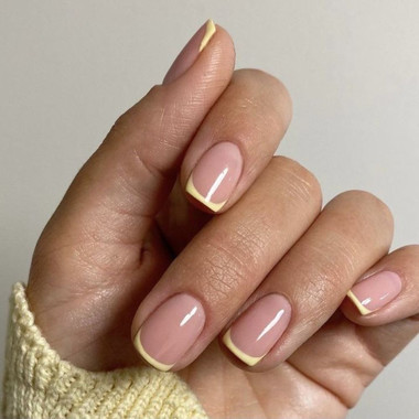 Kolorowy manicure francuski