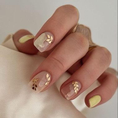 Delikatny mleczny manicure ze złotymi listkami