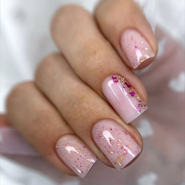 Delikatny różowy manicure z folią i brokatem