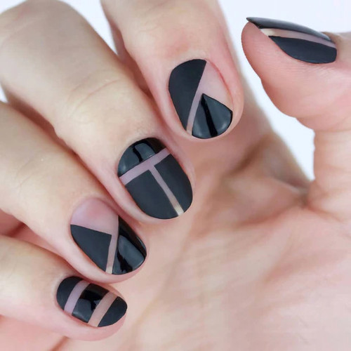Czarny manicure (wzór geometryczny)