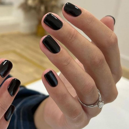 Czarny manicure (krótkie paznokcie)