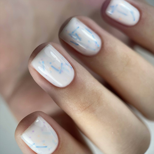 Baza hybrydowa NAILSOFTHEDAY Potal № 26 mleczny z wielobarwnym potalem 10 ml - Фото №3