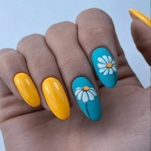 Летний маникюр (ромашковый узор)