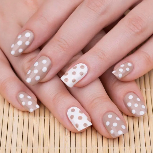 Маникюр в горошек (Крупный горох)