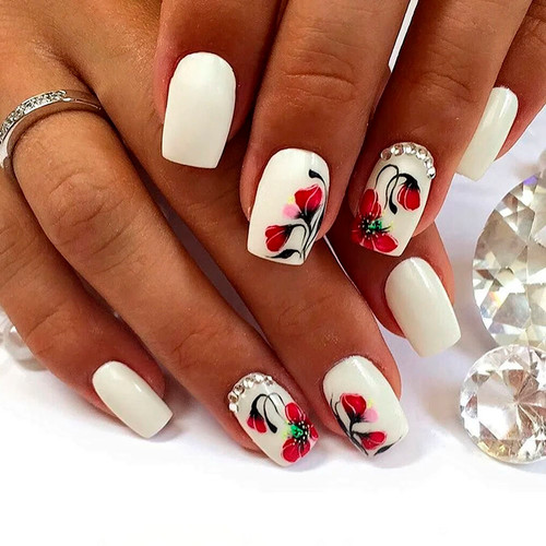 Manicure z kwiatami (Białe Tło)