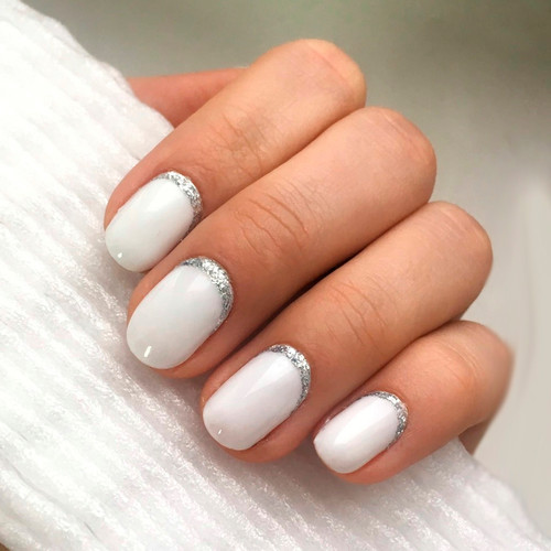Minimalistyczny manicure (Projekt księżycowy)
