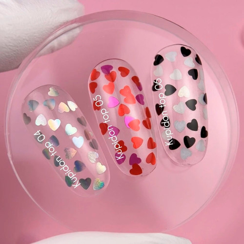 Top hybrydowy NAILSOFTHEDAY Kupidon top 06 z czarnymi i holograficznymi serduszkami bez lepkiej warstwy 10 ml - Фото №3