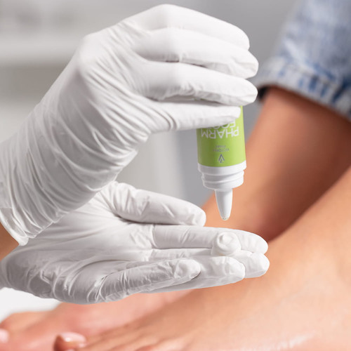 Skoncentrowany olejek regenerująco-łagodzący PHARM FOOT oxyZone Oil 15 ml - Фото №4