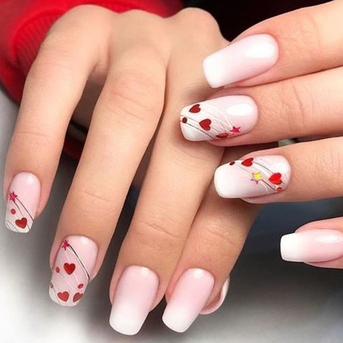 Delikatny świąteczny manicure w serduszka