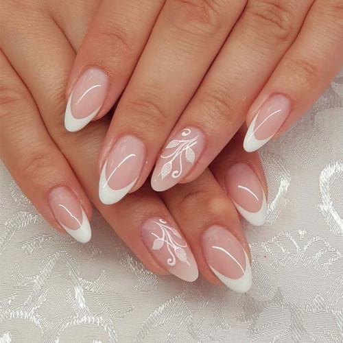 Delikatny świąteczny manicure french
