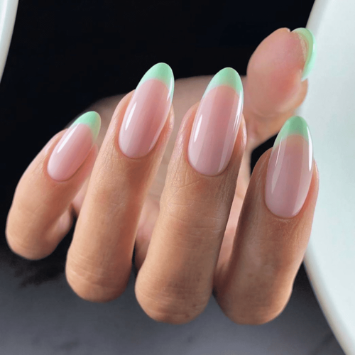 Migdalmowy manicure (z kolorowym frenchem)