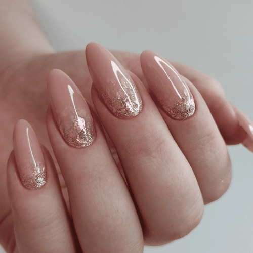 Migdolowy manicure (różowy z brokatem)