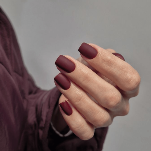 Ciemnoczerwony manicure (matowy)