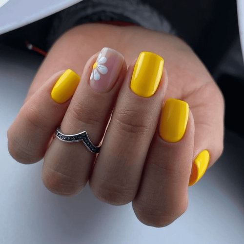 Fast Nails (yellow with a daisy)