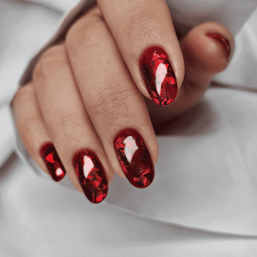 Ciemnoczerwony manicure (metaliczną potalą)